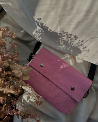 🌸 Jaro je konečně tady a s ním i nová crossbody kabelka ve fialové barvě šeříku! 🌿 Tahle jemná a roztomilá kabelka je...