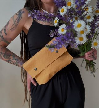 Dopřej si kousek jara s novou crossbody v hermánkové barvě! 💛 Krásně se hodí k jednoduchému outfitu a přidá tvému dni...