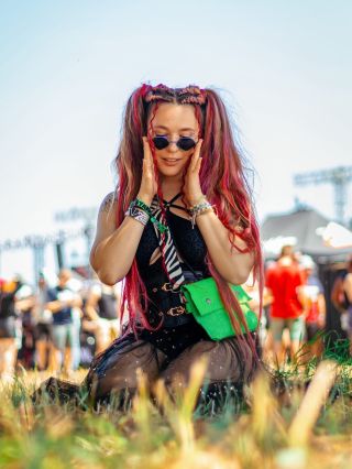 🌞Kabelka z papíru, co vydrží víc než jen jeden festival. Vyber si svou na www.iffdesign.cz 🌼 🌸Malá kabelka, velký...