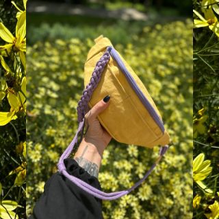 Nový drop ledvinek s lanem a háčkovanými detaily 🌞🧡 kouzlo barev a kombinace materiálů si mě získaly,brzy pro Vás chystám...